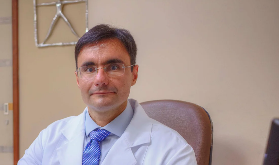 Dr. Rodrigo Trigueiro em seu consultório em Natal